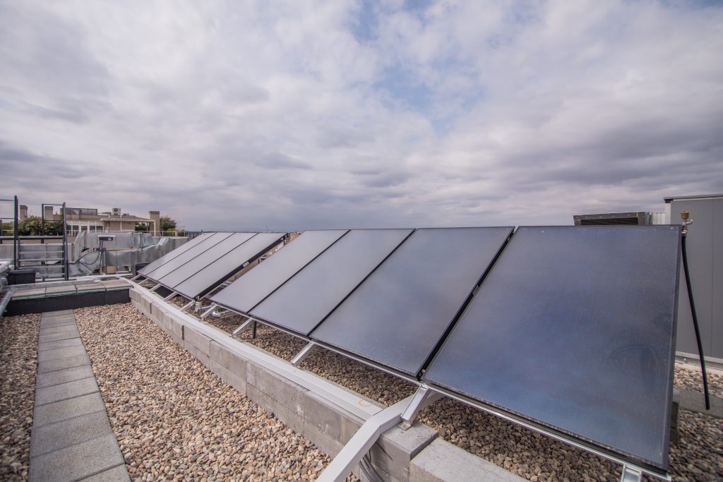 Instalacion de paneles solares en cubierta de edificios