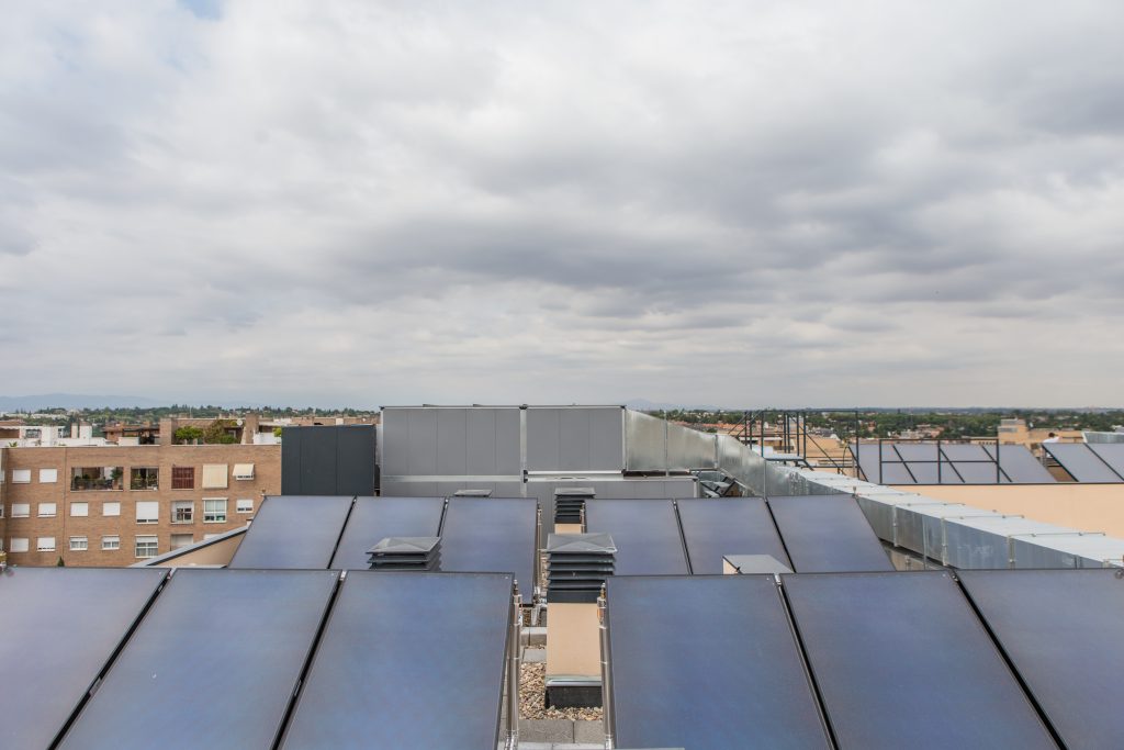 Instalaciones de paneles solares en cubierta de edificos